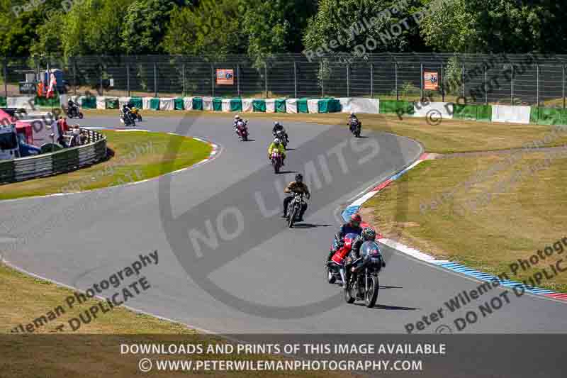 Vintage motorcycle club;eventdigitalimages;mallory park;mallory park trackday photographs;no limits trackdays;peter wileman photography;trackday digital images;trackday photos;vmcc festival 1000 bikes photographs